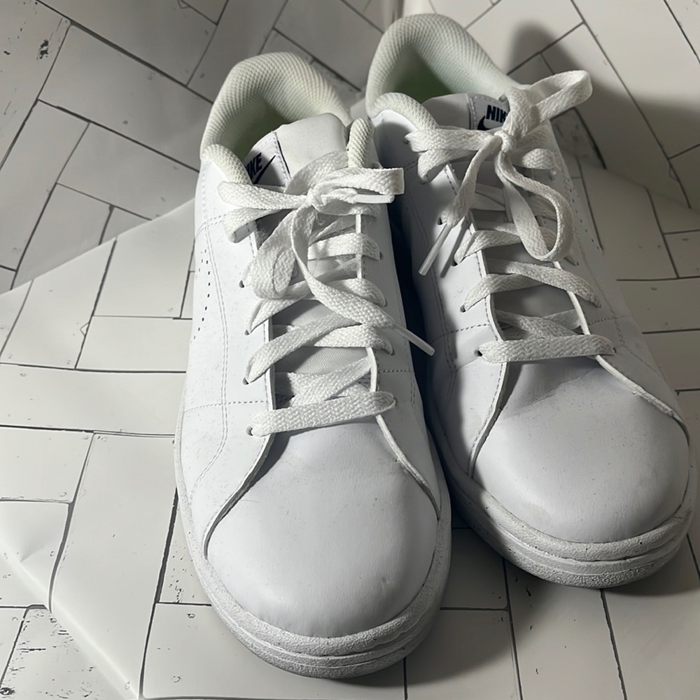 Nike white dx5939-102 court shoes. Men’s size 8. Worn once.